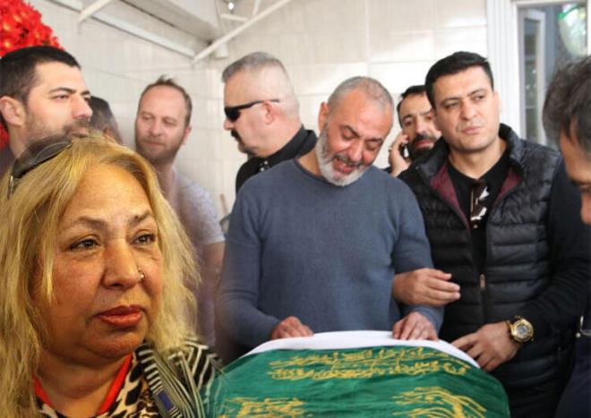 DİLBER AY<br>  Şarkıcı Dilber Ay, nisan ayında geçirdiği kalp krizi sonucu hayatını kaybetti. 63 yaşındaki Dilber Ay, memleketi Düzce'de toprağa verildi. Cenazeye Dilber Ay?ın eşi İbrahim Karakaş ile oğlu Cemo Can?ın yanı sıra ünlü sanatçılar Mahmut Tuncer, Latif Doğan, Yağız, sevenleri ve mahalle halkı katıldı.