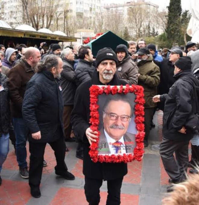 Yıllarını sahneye veren usta sanatçının cenaze törenine sanat dünyasından birkaç isim dışında gelenin olmaması ise dikkat çekti.
