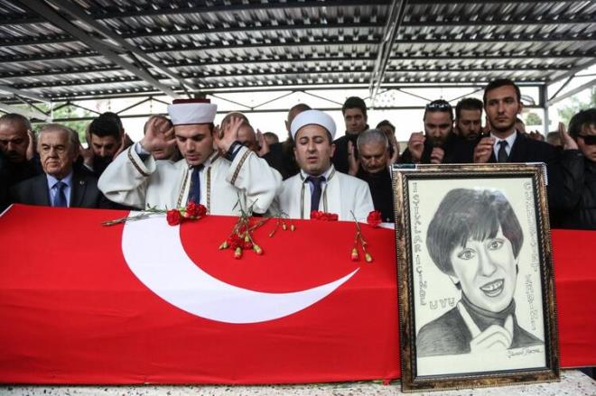 AYŞEN GRUDA<br>  Türk tiyatro ve sinema oyuncusu 74 yaşındaki Ayşen Gruda, 23 Ocak'ta pankreas kanseri nedeniyle tedavi gördüğü hastanede hayatını kaybetti. Doktorları "Hepimizin ailesinden sanki bir cenaze çıktı. Çok üzgünüz" dedi. Ayşen Gruda Zincirlikuyu Mezarlığı'nda toprağa verildi...