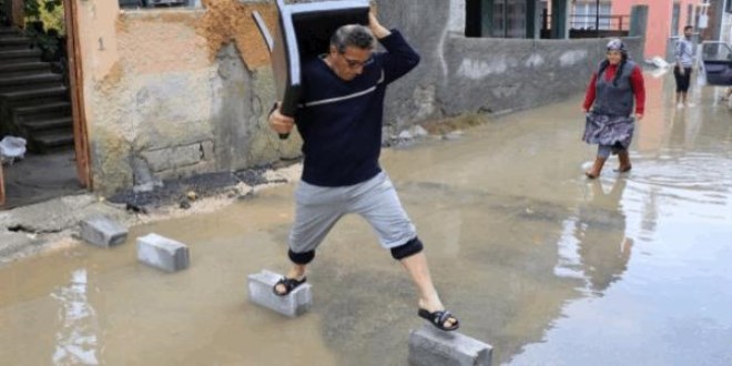 Su baskınına uykuda yakalandılar