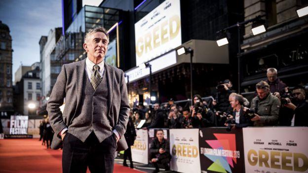 Greed: İngiliz yönetmen Michael Winterbottom ile oyuncu Steve Coogan'ı bir kez daha getiren bu filmde, zengin bir iş adamının 60'ıncı yaş gününü Yunanistan'ın Mykonos adasında kutlamasının hikayesi anlatılıyor. Film, aşırı zenginlik, sorumsuzca tüketim ve işgücünün küreselleşmesi gibi konulara dikkat çeken eğlenceli bir film. Türkiye'de vizyona girip girmeyeceği henüz bilinmiyor.