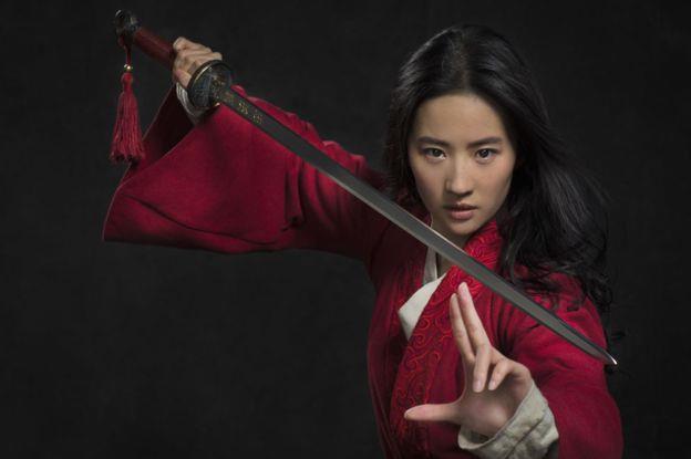 Mulan: 1998 yapımı animasyon film Mulan, 2020'de vizyona girecek.Niki Caro'nun çektiği filmde, Çin İmparatorluk Ordusu'nun seferberlik çağrısı üzerine hasta olan babasının yerine erkek kılığına girip orduya katılan Mulan'ın hikayesi anlatılıyor.Mulan, 17 Nisan 2020'de Türkiye'de vizyona giriyor.