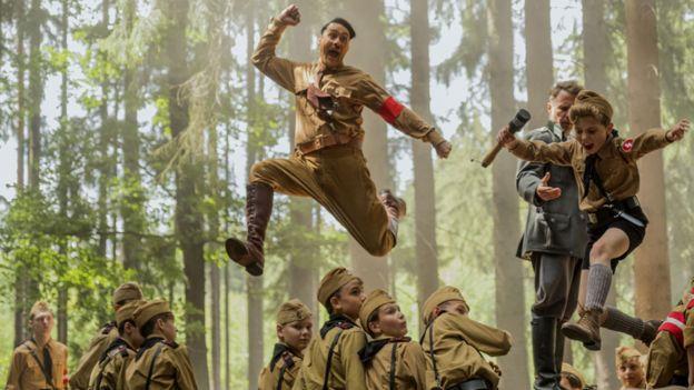 Tavşan Jojo (Jojo Rabbit): İkinci Dünya Savaşı döneminin Alman diktatörü Adolf Hitler ile ilgili çekilmiş ender komedilerden ve yılın en çok beklenen filmlerinden biri. Filmin Türkiye'de vizyona giriş tarihi 31 Ocak 2020.