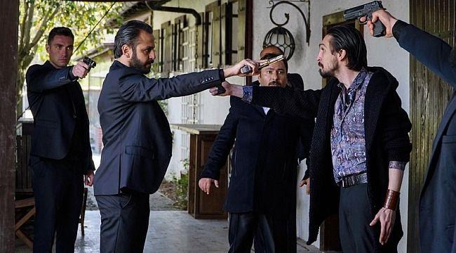 Vatanım Sensin adlı dizide karşılıklı oynayarak izleyicilerin hafızalarına kazanan Miray Daner ve Boran Kuzum eşlik edeceği konuşulmuştu.