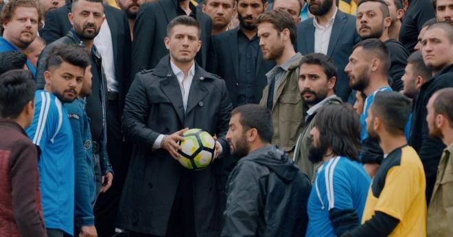 Dizinin en sevilen karakterlerinden Ercüment Çözer'i canlandıran fenomen oyuncu Nejat İşler, Çukur oyuncuları arasına katıldı.