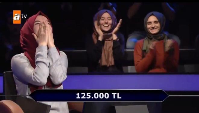 Türkiye onu konuştu!   <br>    Ümmü Gülsüm'ün hikayesi programı izleyen seyircilerin de dikkatini çekti.