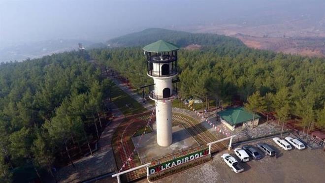 Hem kent halkına hem de kayak merkezini kullanmaya gelenlere hizmet verebilecek bahçede, zipline ve atlama kulesinin yanında çok sayıda adrenalin parkuru bulunuyor. Açılışı ilkbaharda yapılması planlanan bahçeye gelecek aileler bir yandan pikniklerini yaparken diğer taraftan da heyecan parkurlarından faydalanabilecek.