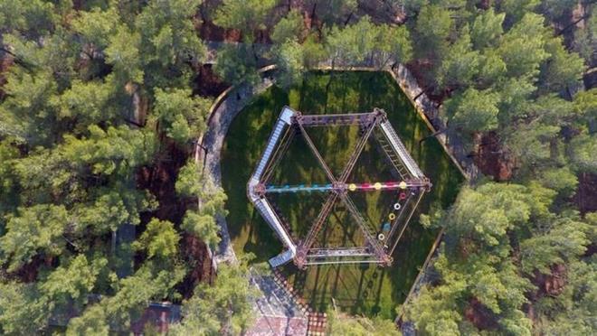 Kahramanmaraş'ta her yaştan vatandaşın eğlenip aktivitelerinden faydalanabileceği "Heyecan Bahçesi" açılışa hazırlanıyor.    Dulkadiroğlu Belediyesi'nce Yedikuyular Kayak Merkezi bölgesindeki 45 dönümlük ormanlık alana kurulan ve yapımı tamamlanma aşamasına gelen "Heyecan Bahçesi", çeşitli ekstrem sporların yapılabileceği yer olmasıyla dikkati çekiyor.