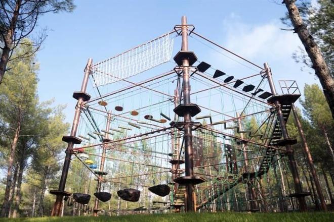 Yedikuyular Kayak Merkezi yolu üstünde bulunan alanın önemine dikkati çeken Okay, "Türkiye'de bir ilk olarak Heyecan Bahçesi açıyoruz. Buranın Millet Bahçeleri'nden farklı olarak çeşitli adrenalin imkanları var." dedi. Okay, bahçede ziplene ve atlama kulesi gibi çeşitli heyecan aktivitelerinden restoran ve kafelere kadar her şeyin bulunacağını belirtti.