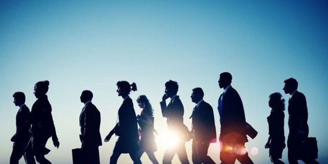 İSTİFA EDENE İŞSİZLİK MAAŞI BAĞLANIR MI?    İşinden istifa eden bir çalışana normal şartlarda işsizlik maaşı bağlanmaz. Ancak bu durumun istisnası 'haklı fesih' durumudur. Bu durumlar ise maaşının  zamanında ödenmemesi, gerçek ücretin saklanması  ya da mobbing gibi nedenler haklı fesih nedenine giriyor.     Askere gitmek için işten ayrılanlar askerden döndükten sonra İŞKUR'a başvurup işsizlik maaşı alabilir.