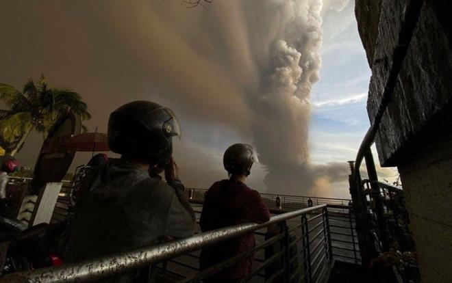 40 yılı aşan bir süredir uyuyan Filipinler?deki  Taal yanardağı geçtiğimiz hafta sonu faaliyete geçti ve 10 bin metre yüksekliğe ulaşan kül püskürtmeye başladı.