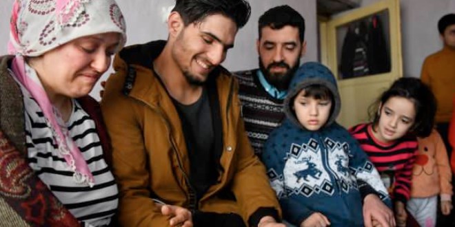 Suriyeli Mahmut enkazdan kurtardığı çiftle buluştu