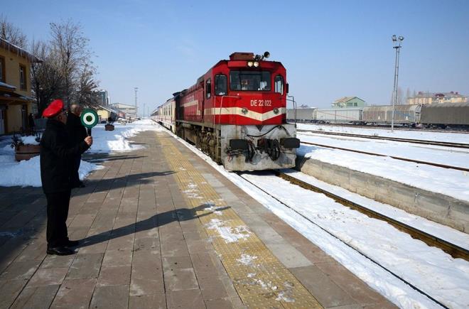 Trendeki diğer yolcular da eşsiz manzaraya karşı keyifli bir yolculuk yapma imkanı bulduklarını ifade ederek, bölgeye gelmek isteyenlerin Vangölü Ekspresi'ni tercih etmesini istedi.