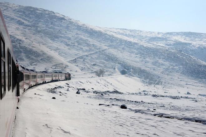 Yarıyıl tatilinde Ankara ile Tatvan arasında sefer yapan Vangölü Ekspresi'yle bölgeye gelmeyi tercih eden yolcular, garlarda yoğunluğa neden oluyor.