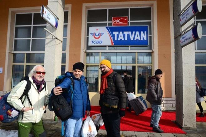 Ekspresle farklı illeri dolaşarak Tatvan Garı'na gelen yolcular, Muş Ovası'nın doğal güzellikleri, beyaz gelinliğini giyen Atatürk ve Nemrut Dağı ile Van Gölü manzarasına karşı seyahat etmenin keyfini yaşıyor.