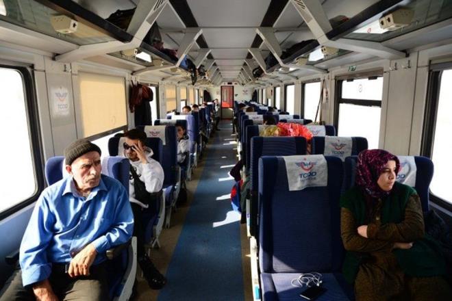 9 vagon ve 320 yolcu kapasiteli Vangölü Ekspresi'nde doğayla iç içe seyahat etme fırsatı bulan, karşılaştıkları güzellikleri fotoğraflayan yolcular, vagonları süsleyip, şarkılar söyleyerek yolculuğu daha eğlenceli hale getiriyor.