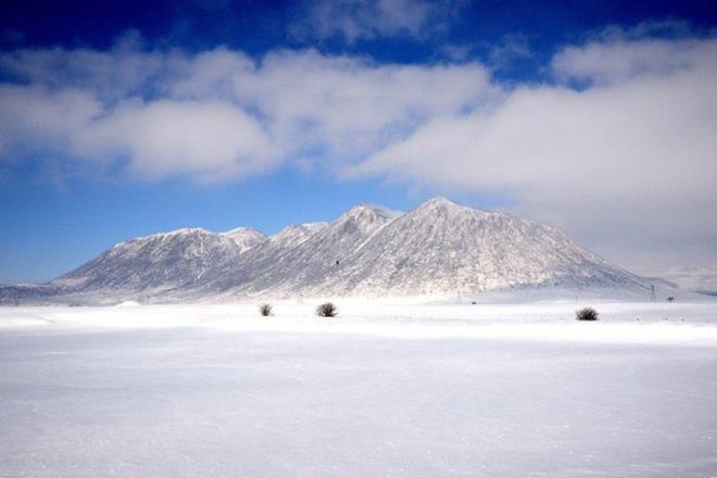 Karla kaplı dağların yamaçlarından ve doğal güzelliklerin arasından süzülerek ilerleyen Vangölü Ekspresi, yolcularına her mevsim farklı güzellikteki manzaralar eşliğinde seyahat imkanı sunuyor.