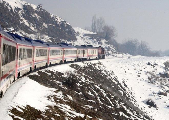 Vanlı Zeynep Beyza Kulaz da arkadaşlarıyla gezi için ekspresi tercih ettiklerini kaydederek, "Odamızı süsledik. Arkadaşlarım çok kar görmemişti. Bu sayede görme imkanı buldular. Manzara çok güzel, herkese tavsiye ederim" diye konuştu.
