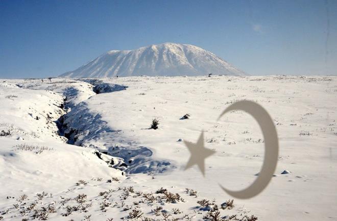 "YOĞUN OLDUĞU İÇİN YATAKLI VAGONLARDA YER BULAMADIK"    İzmir'den gelen Peyruze Olcay, yaptığı açıklamada, ilk defa eksprese bindiğini, çok yoğun olduğu için yataklı vagonlarda yer bulamadıklarını söyledi.    Kar manzarası görmeyi çok istediğini belirten Olcay, "İstediğim görüntüyü Muş'ta gördüm. Yolculuktan keyif aldık. Yarıyıl tatilini güzel şekilde değerlendirdim. Perşembe günü de döneceğiz" dedi.
