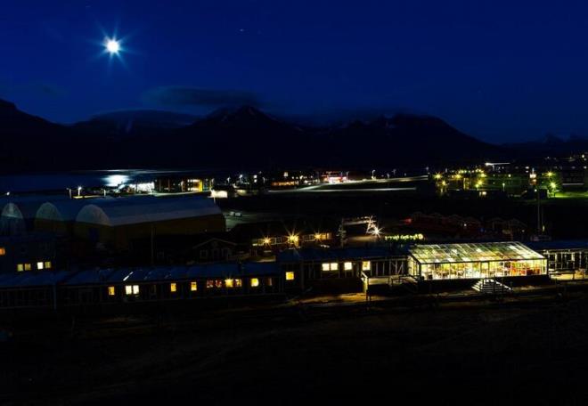 Yaklaşık 2 bin 600 nüfusun, 2 bin 100 kadarının buluşma noktaları buralar. Geri kalanlar Longyearbyen’de yaşamadıkları için sayıya dâhil etmedim. Evet, Longyearbyen dışında da yaşayanlar var. 471 kişinin yaşadığı Barentsburg, 35 kişilik nüfusuyla, NASA üssüne ev sahipliği yapan, en kuzeydeki Ny Alesund ve sadece 6 kişinin yaşadığı Pyramiden.