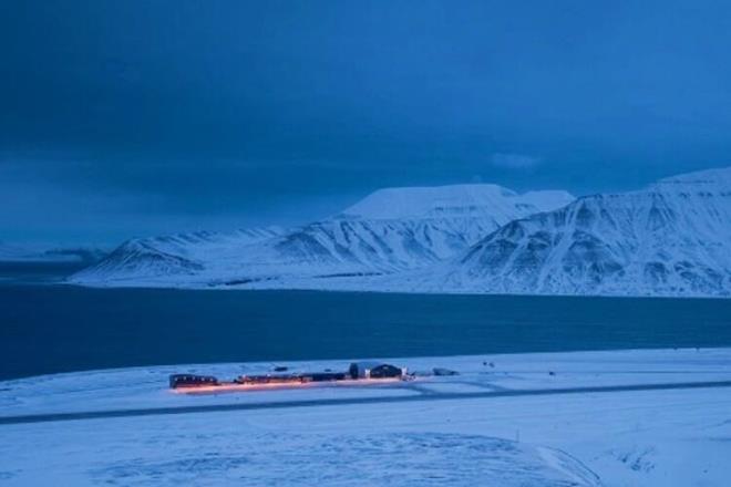 Svalbard’da üç adet mevsim yaşanıyor. 1 Ekim-28 Şubat arası kuzey ışıkları kışı (karanlık), 1 Mart-16 Mayıs arası güneşli kış (alacakaranlık) ve 17 Mayıs-30 Eylül arası polar yaz (aydınlık). Biz 24 saat karanlık dönemdeyiz. Sabahı olmayan bir gece gibi geliyor en başında ama saatimiz bunu sürekli yalanlıyor.