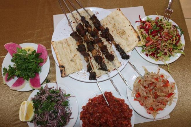 İmamoğlu ilçesinde yaşayan 29 yaşındaki Bekir Türkmen, 8 yıl önce bir düğüne katılmak üzere gittiği Kars'ta yediği kaz etinin fiyatının yüksek olmasından etkilenerek, ilçede kaz çiftliği kurma yollarını araştırdı.