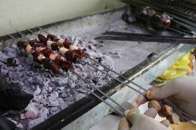 Lokantasında kaz etinin alışılmış şekilde haşlanmış, fırınlanmış halinin pilav eşliğinde satışını yapan Türkmen, bu etin tüketimini yaygınlaştırmak ve yörenin damak tadına uygun hale getirmek için arayış içine girdi.