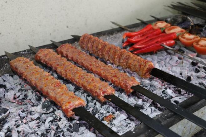 Kaz etini kuyruk yağı ile kıyma haline getirerek yaptığı kebap ve ciğer şişi müşterilerinin beğenisine sunan Türkmen'in hedefi, kaz eti tüketiminin yaygınlaşması.