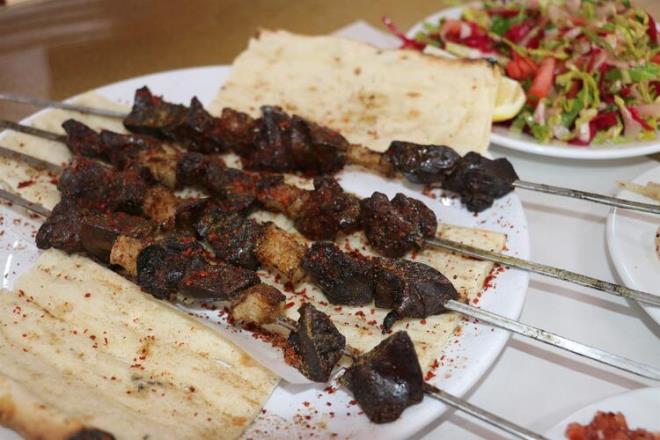 Adana'da bir kaz üreticisi, yetiştirdiği kazların etinden yaptığı kebap ve kaz ciğerinden şişleri lokantasında müşterilerinin beğenisine sunuyor.
