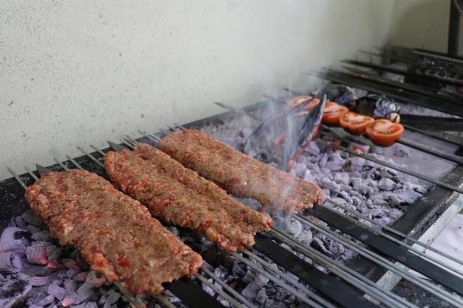 İlk etapta kaz etinden yapılmış kıymayı kullanarak kebap yapan Bekir Türkmen, bununla yetinmeyip kaz ciğerini yörenin damak tadına uygun olarak şişte pişirerek Adana sofrasına yeni bir çeşit kattı.