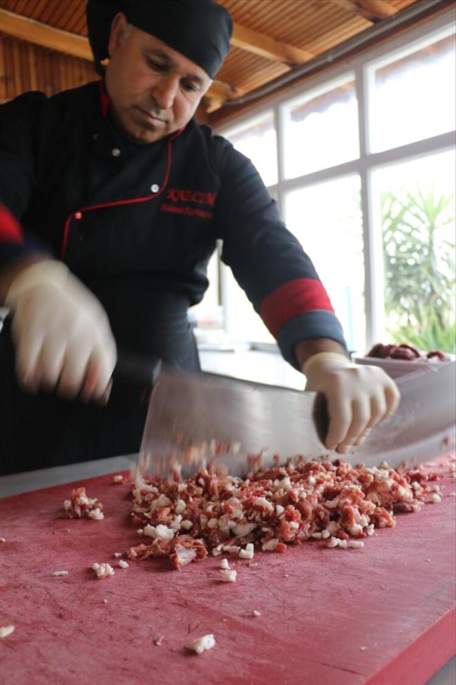 Kaz satışı devam ederken kendisinin de beğendiği bu etin Adana'da tüketimini yaygınlaştırmayı düşündüğünü ifade eden Türkmen, bu amaçla menüsünde kendi üretimi kazların etine de yer verdiği bir lokanta açtığını, kaz etinden kebap ve şişte kaz ciğeri yapıp müşterilerine sunduğunu aktardı.