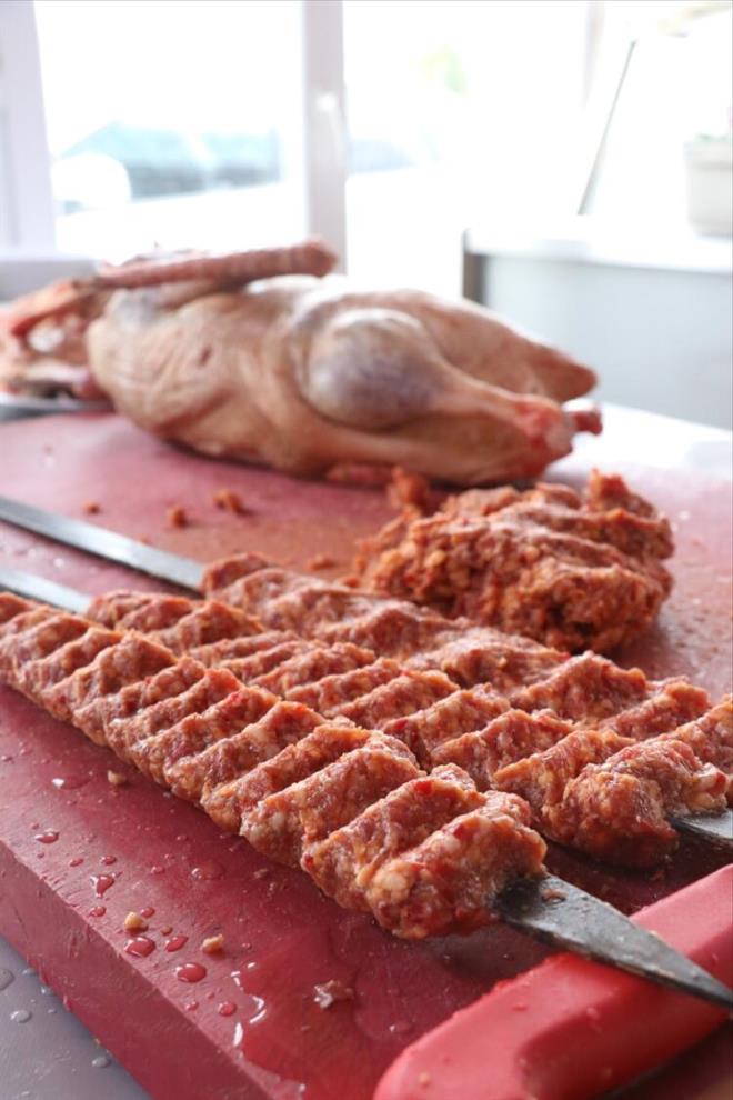 Şişte kaz ciğeri<br>  Türkmen, kazın aranan lezzetlerinden olan kaz ciğerini de yine vatandaşların yöredeki damak tadına uygun olarak tüketilmesini sağlamak istediğini söyledi.