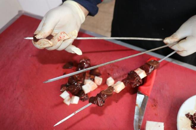 Menüsünde kaz eti olan lokanta açtı  <br>Üretime başladıktan kısa süre sonra pazar sıkıntısı yaşamadan toptan satış yaptığını ifade eden Bekir Türkmen, işletmesini bakanlık desteğiyle büyüttükten sonra bu kez katma değeri artırmak için kazlarını kesip, temizlenmiş halde yine toptan olarak satmaya başladığını anlattı.