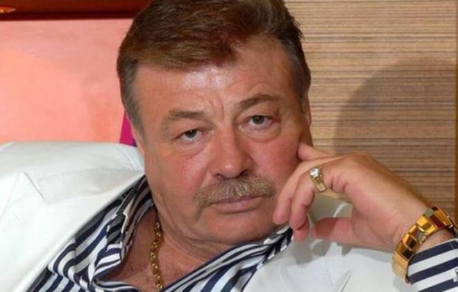 Yeşilçam'ın en ünlü "kötü adamlarından" biri olan Alço, bir ilaç firmasında çalışırken Ses ve Hayat dergilerinin düzenlediği yarışmaya katıldı ve hayatı değişti.