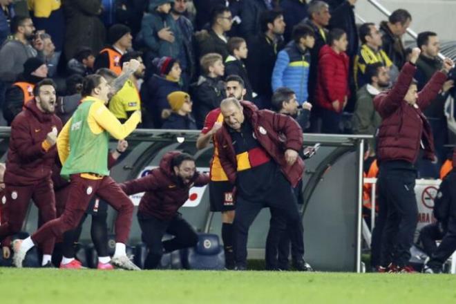 Nijeryalı futbolcu, yedek kulübesinde teknik direktör Fatih Terim ile birlikte selfie çektirdi.