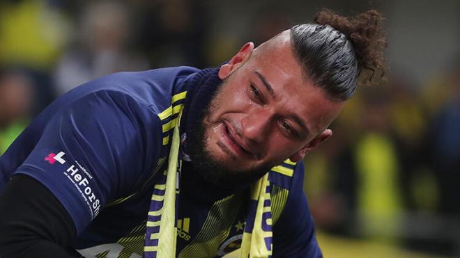 7 PUAN GERİYE DÜŞTÜ  Son 4 haftada 11 puan yitiren sarı-lacivertliler, 38 puanda kaldı. Fenerbahçe, bir maçı eksik olan lider Trabzonspor'un 7 puan gerisinde bulunuyor. Sarı-lacivertliler, averajla ikinci sıradaki Galatasaray'ın da 7 puan gerisine düştü.