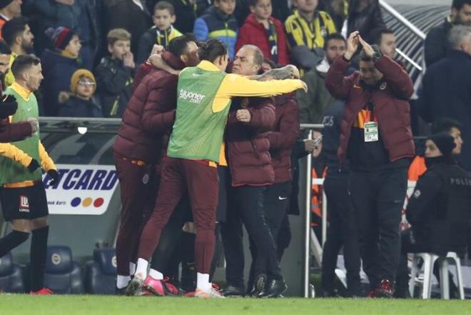 17 YIL SONRA VOLKAN'SIZ  Fenerbahçe formasını ile 2003 yılında giyen Volkan Demirel, 17 yıl sonra Galatasaray derbisinde yer almadı. Futbolculuk kariyerini sonlandırarak teknik heyete geçen Volkan Demirel, geride kalan süre zarfında ilk kez Galatasaray’a karşı kalede yer alamadı.