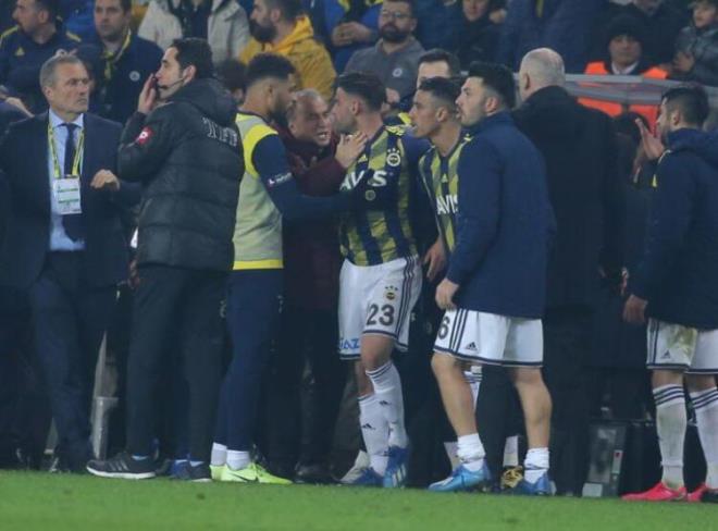 Fenerbahçe'den teknik direktör Ersun Yanal ve futbolcu Deniz Türüç'e kırmızı kart gösteren Meler, Galatasaray'dan da Younes Belhanda'yı çift sarı karttan kırmızı kartla oyun dışına gönderdi.