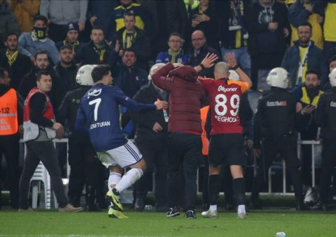 Kadıköy'deki son maçta Aytemiz Alanyaspor karşısında 2 penaltıya neden olan Brezilyalı stoper, derbide de rakiplerinin beyaz noktaya gitmesine sebebiyet verdi.