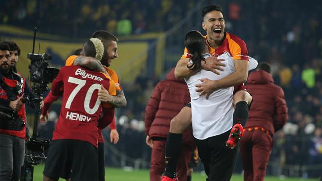 FALCAO VE BELHANDA İLK 11’E GERİ DÖNDÜ  Galatasaray’da ise teknik direktör Fatih Terim, kritik derbi öncesinde hücum hattında Younes Belhanda ile Kolombiyalı golcü Radamel Falcao’ya şans tanıdı.