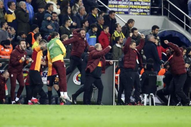 Galatasaray, Fenerbahçe'yi 3-1 mağlup etti ve Kadıköy'de 20 yıl süren 'kazanamama' serisini sonlandırdı.    Tarihi gecede Galatasaray'ın galibiyetiyle birlikte sarı kırmızılı takımda büyük bir sevinç yaşandı.