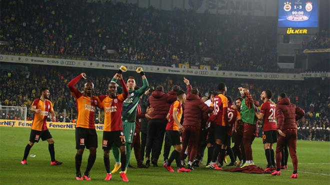 Maçın bitiş düdüğüyle birlikte yedek kulübesi sahaya doğru koştu.