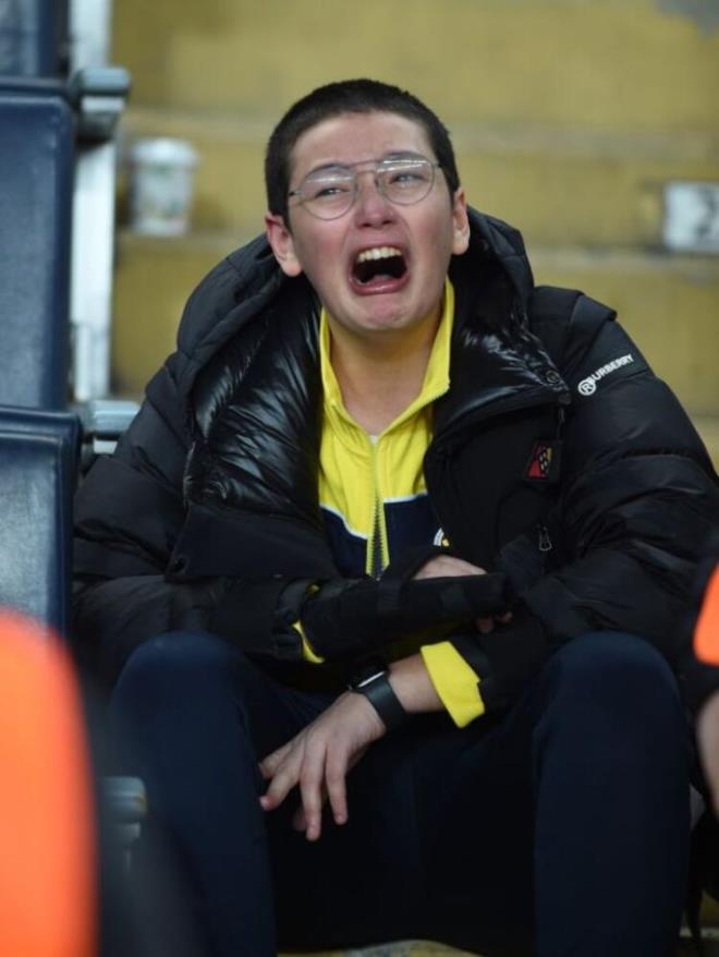 Maçın ardından Ülker Stadyumu'nda bulunan küçük bir Fenerbahçe taraftarı, göz yaşlarını tutamadı.