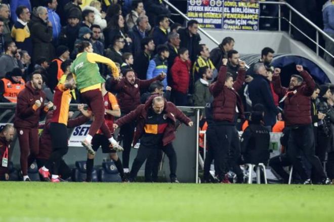 Onyekuru 90+7. dakikada attığı 3. golün ardından yedek kulübesine gitti.