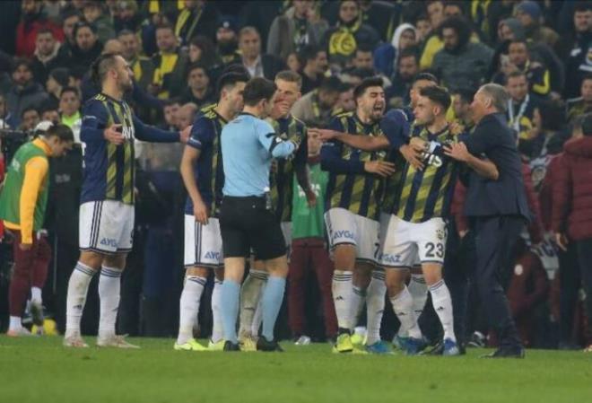Derbide karşılaşmanın hakemi Halil Umut Meler, 3'ü kırmızı kart olmak üzere toplam 14 kez kartına başvurdu.