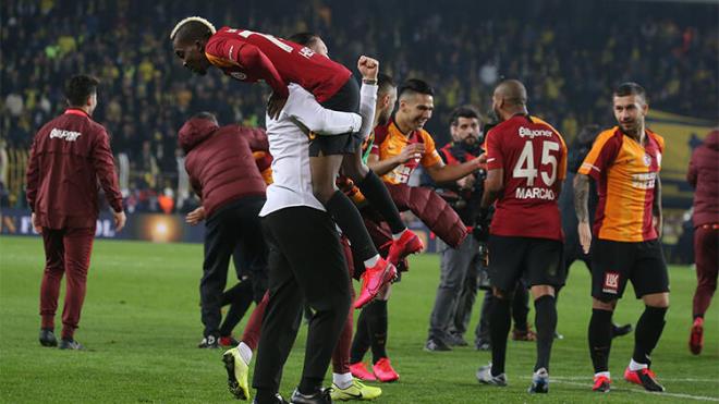 Galatasaray antrenörü Necati Ateş, 3. golü atan Henry Onyekuru'yu kucağına alırken tüm futbolcular ve teknik heyet tek tek sarıldı.