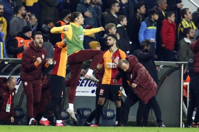 Galatasaray'da Fenerbahçe maçı sonrası büyük sevinç! Kadıköy'de 20 yıllık galibiyetin ardından o an...