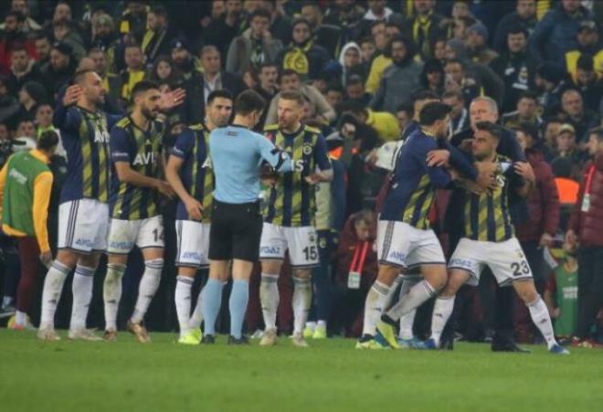 Fenerbahçe ve Galatasaray'dan 5'er futbolcuya sarı kart gösteren Meler, Galatasaray Teknik Direktörü Fatih Terim'i de sarı kartıyla cezalandırdı.