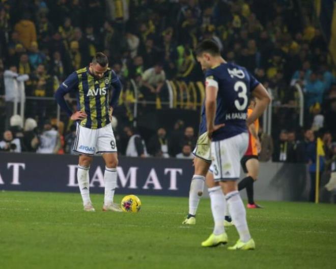 Fenerbahçe'nin Brezilyalı oyuncusu Jailson, yaptığı penaltıyla takımının 2. golü yemesine neden oldu.