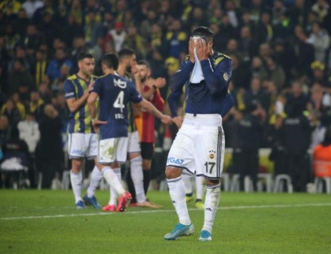 Öte yandan Fenerbahçe'de Mauricio Isla gördüğü sarı kartla cezalıduruma düştü. Isla, gelecek hafta Fraport TAV Antalyaspor'a karşı formagiyemeyecek.